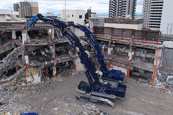 超大型重機による、安全・安心なプラント解体工事